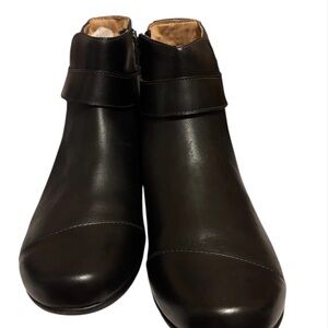 NEW: size 9 med Taos Black Ankle Boots